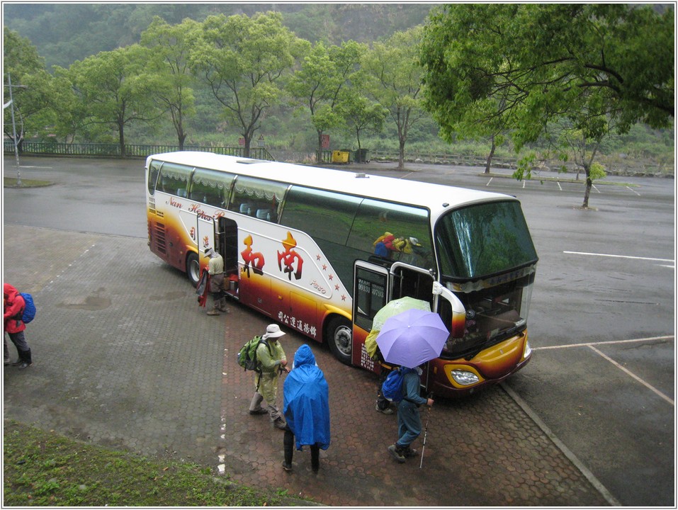 2013-04-09 10-04-30抵上島山登山口停車場.jpg